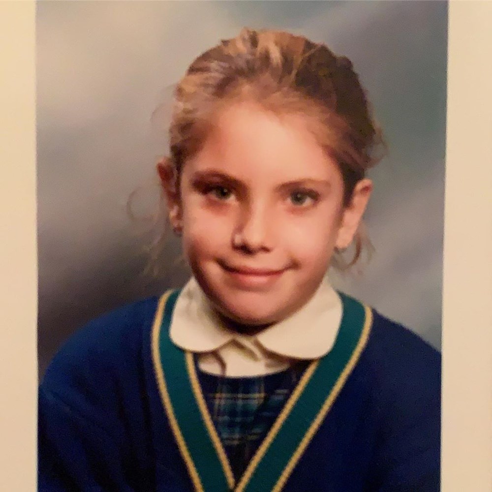 Su Burcu Yazgı Coşkun'dan nostaljik kare (Ünlülerin çocukluk ve gençlik halleri) - 358