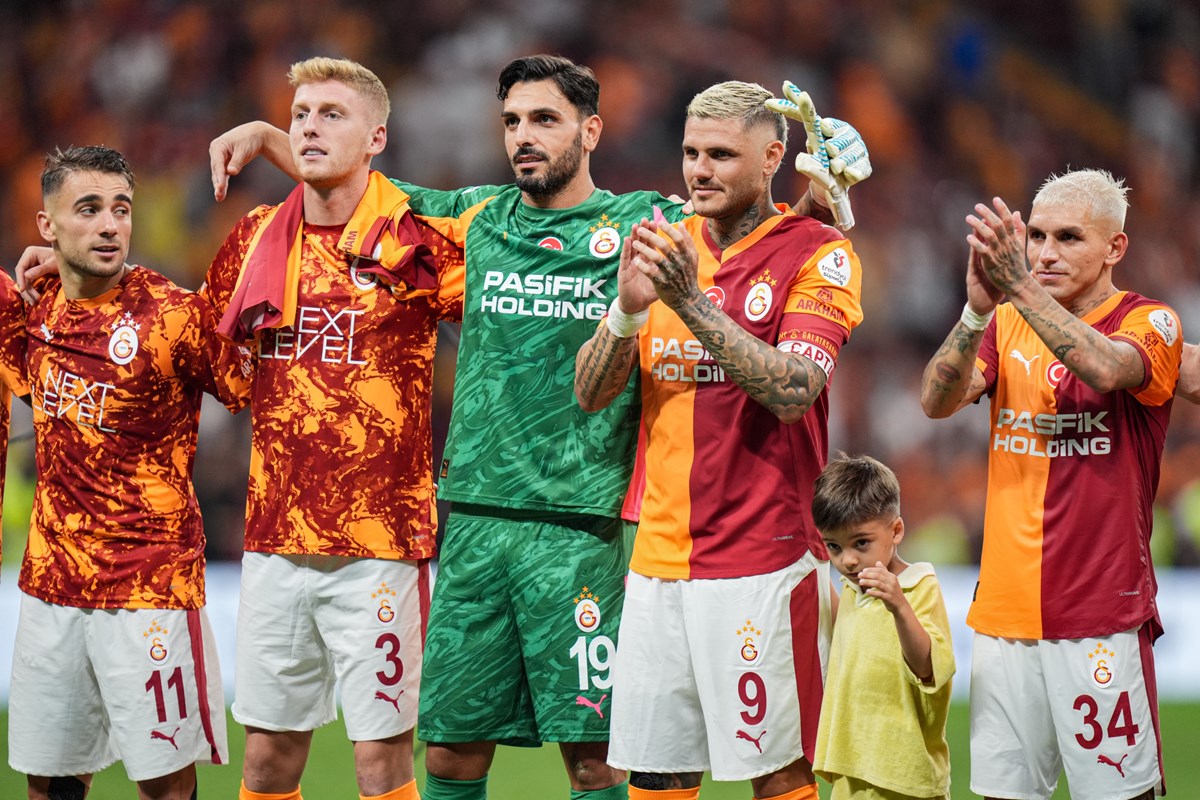 Galatasaraylı futbolcular, Rizespor maçının galibiyet sevincini taraftarlarıyla kutluyor.