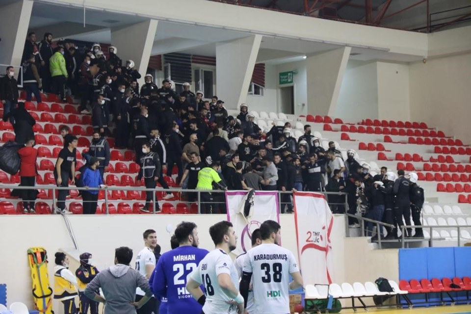 Eskişehir'de hentbol maçında tribün karıştı - 1