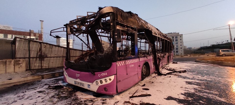 Başakşehir’de İETT otobüsü alev alev yandı - 1