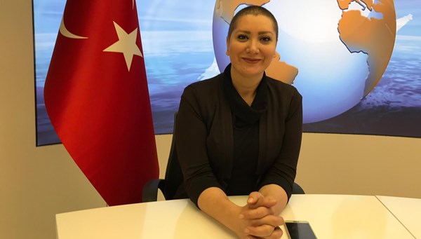 Kanseri yenen sunucu programa peruksuz çıktı