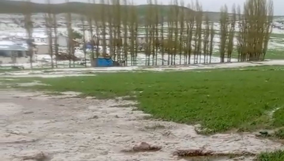 Sağanak ve dolu yağışı sonrası dere taştı