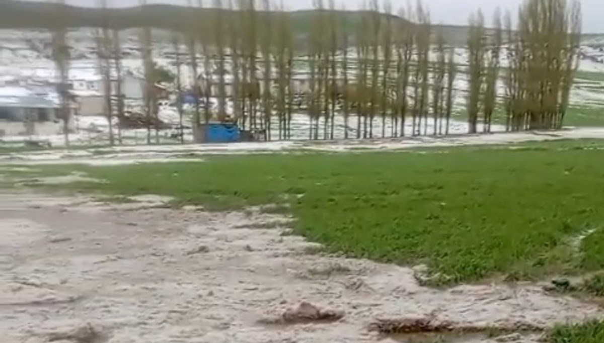 Sağanak ve dolu yağışı sonrası dere taştı Sağanak ve dolu yağışı sonrası dere taştı