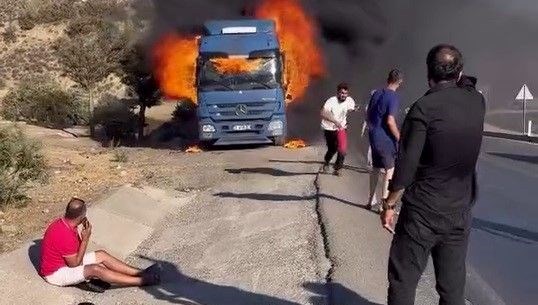 TIR'ı yandı, gözyaşlarını tutamadı