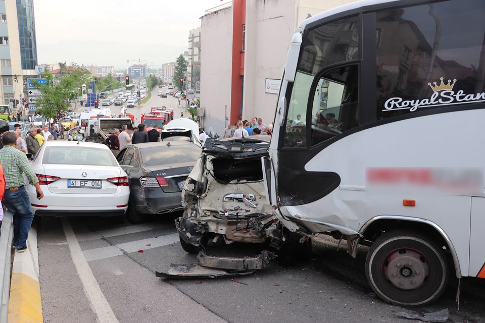 Kocaeli’de midübüsün freni patlayınca 6 kişi yaralandı, 10 araç hurdaya çıktı - 3