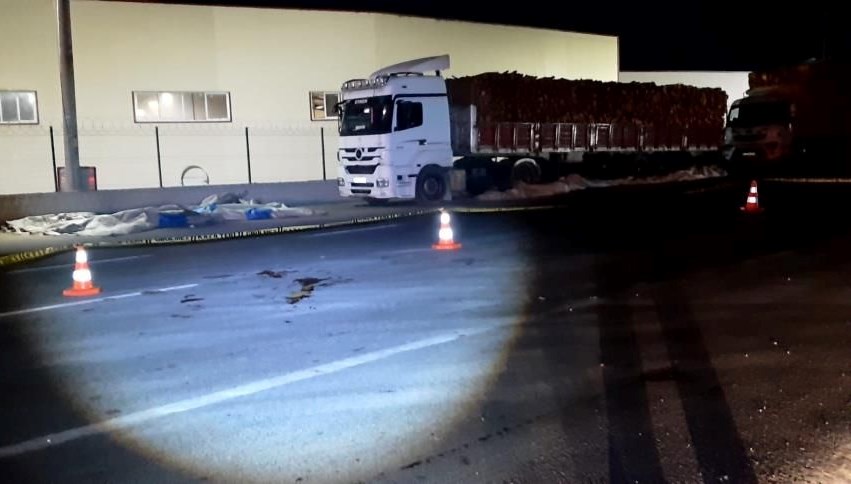 Yükünü indirmeye hazırlanan TIR'cının acı sonu