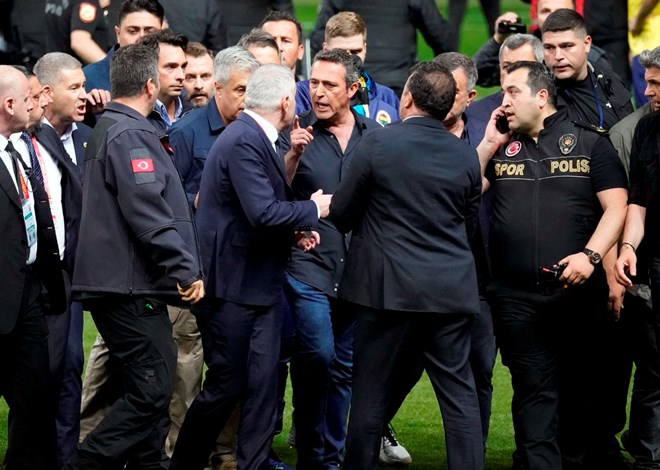 Ali Koç ve futbolcular yeniden sahaya çıktı