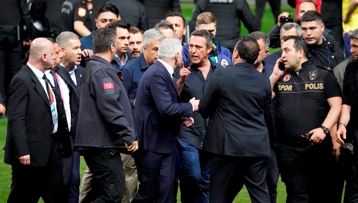 Ali Koç ve futbolcular kutlama için sahaya çıktı: Işıklar kapatıldı, ortalık karıştı Ali Koç ve futbolcular kutlama için sahaya çıktı: Işıklar kapatıldı, ortalık karıştı