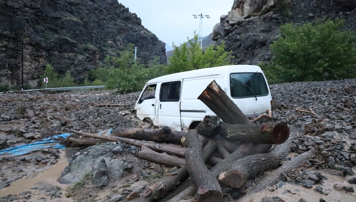 Erzurum'da sel bir mahalleyi yıktı geçti! 10 evde ağır hasar var