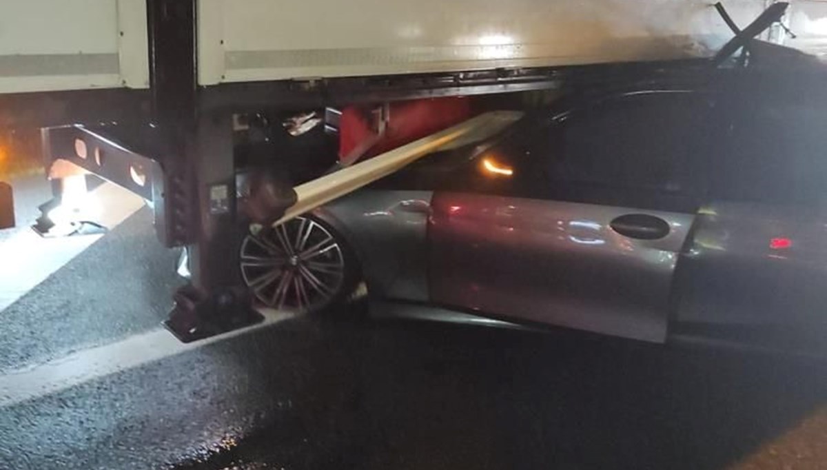 Otomobil, TIR'ın altına girdi: 1 yaralı Otomobil, TIR'ın altına girdi: 1 yaralı