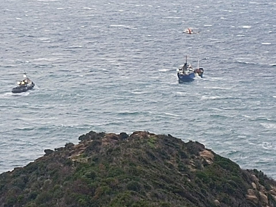 Sürüklenen geminin mürettebatı helikopterle kurtarıldı - 1