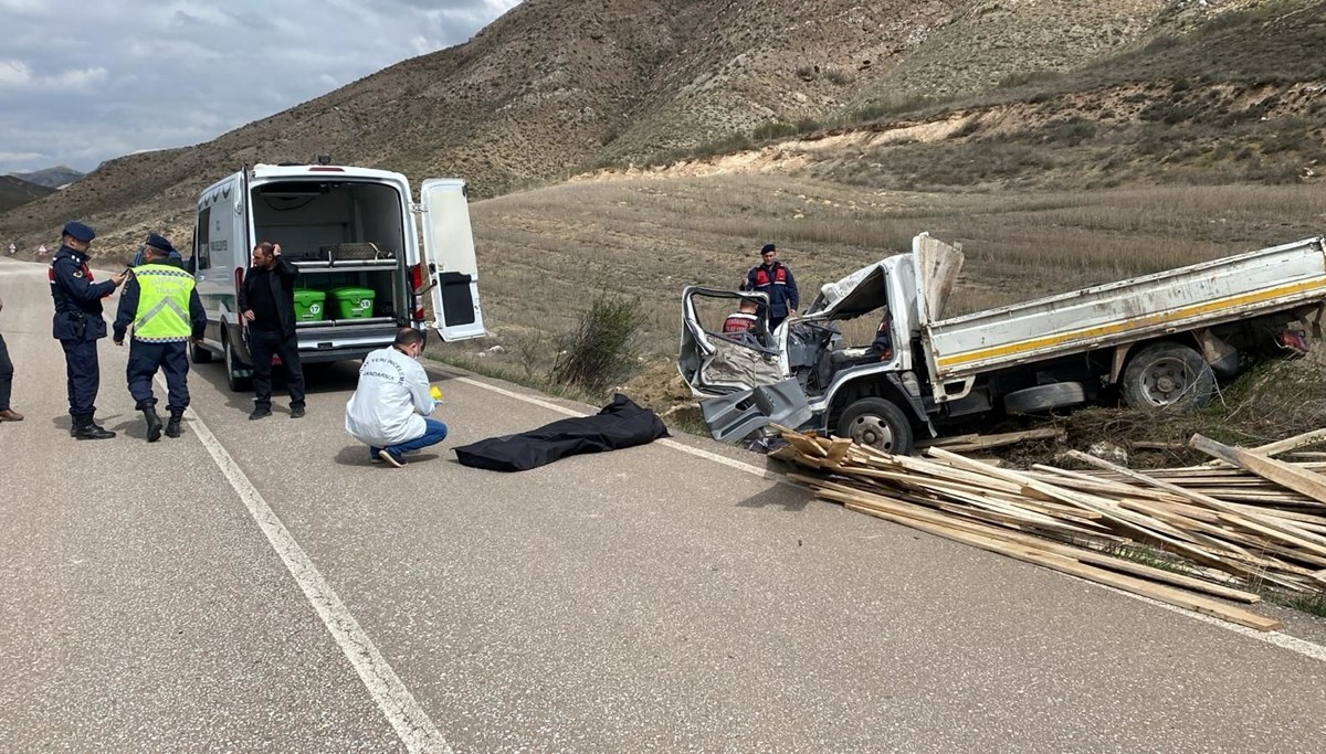 Sivas'ta kamyonet devrildi: 1 ölü, 2 yaralı