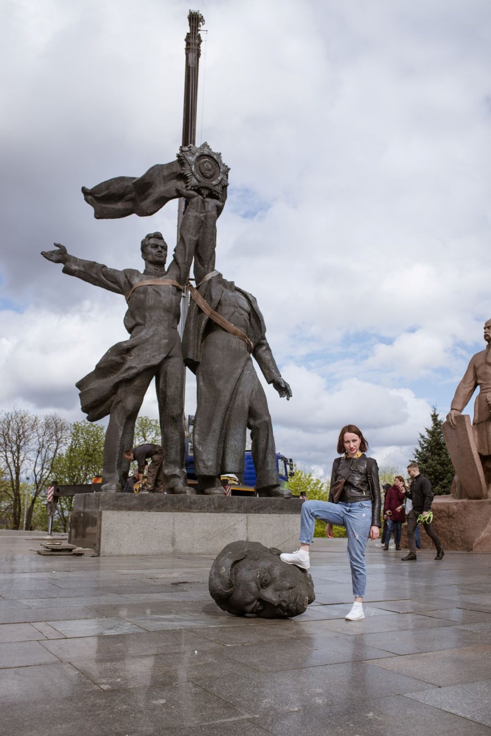 Kiev’de bulunan Rusya-Ukrayna Dostluk Anıtı yıkıldı - 15