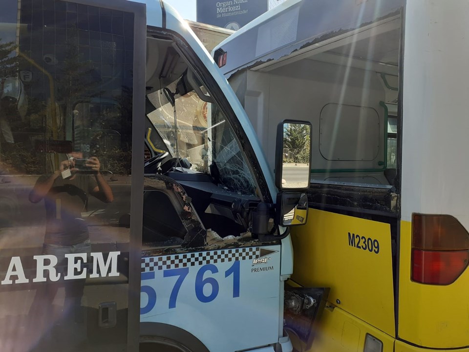Yolcu minibüsüyle İETT otobüsü çarpıştı: 4 yaralı - 2
