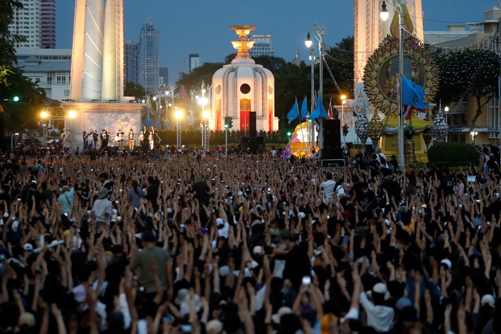 Tayland'da öğrenciler bir aydır sokakta: Açlık Oyunları işareti - 9