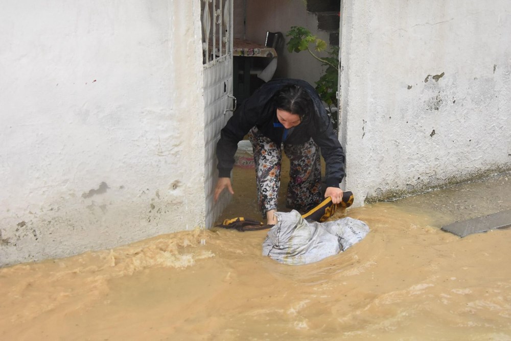 İzmir'de sağanak: Dereler taştı, evleri su bastı (İzmir hava durumu) - 3