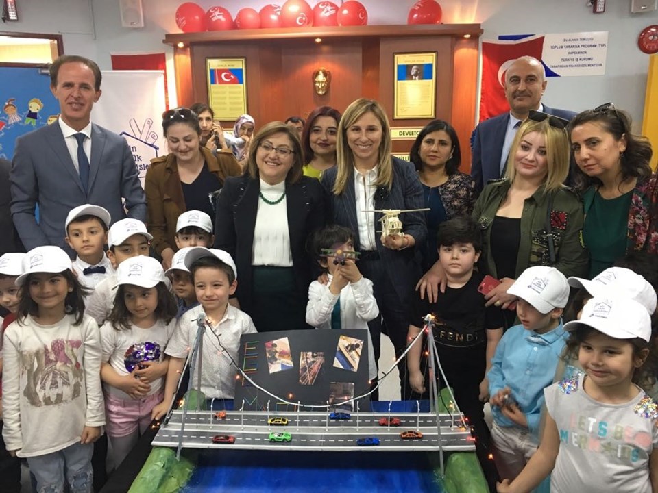 Projenin son aşaması olarak düzenlenen Mühendislik Günleri Panayırı, Nazire Eruslu Anaokulu’nda, Limak Vakfı Yönetim Kurulu Başkanı Ebru Özdemir, Gaziantep Büyükşehir Belediye Başkanı Fatma Şahin, İl Millî Eğitim Müdür Yardımıcı Mustafa Kirazoğlu, okul müdürü, öğretmenler, öğrenci ve velilerin katılımıyla gerçekleştirildi.