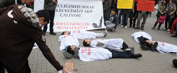 'Harçlığımızı sınav, geleceğimizi AKP çalıyor'