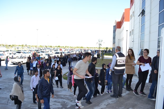 KPSS'ye geç kalan adaylar kapıda kaldı