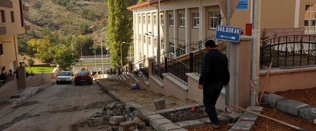 Öğrenciler, tehlikeli yola karşı koruma altında