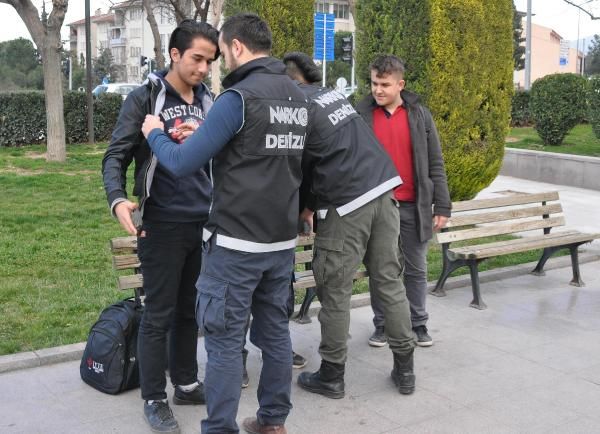 OKUL ÖNÜNDE UYUŞTURUCU DENETİMİ