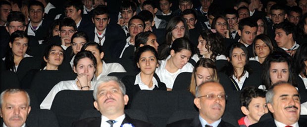 Üniversite açılışında liseli öğrenciler