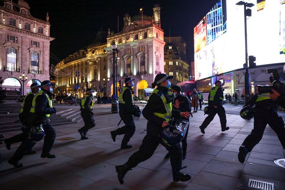 İngiltere'de karantina protestosunda 104 kişi gözaltına alındı - 5