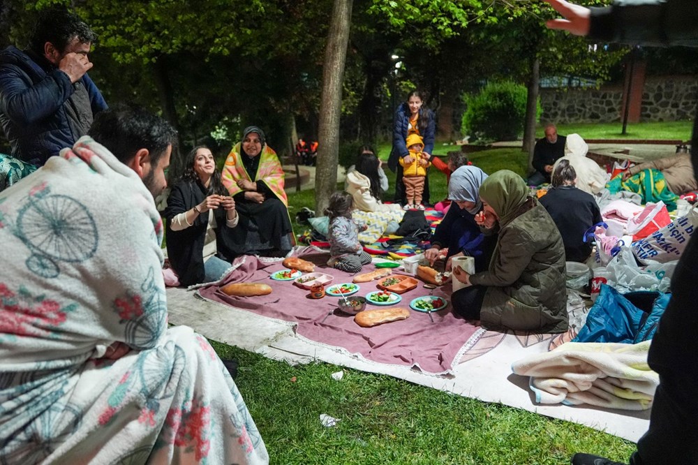 İstanbul'da kimi vatandaşlar geceyi dışarıda geçirdi 83 ehF6doGAckSwTmOKfndtUw