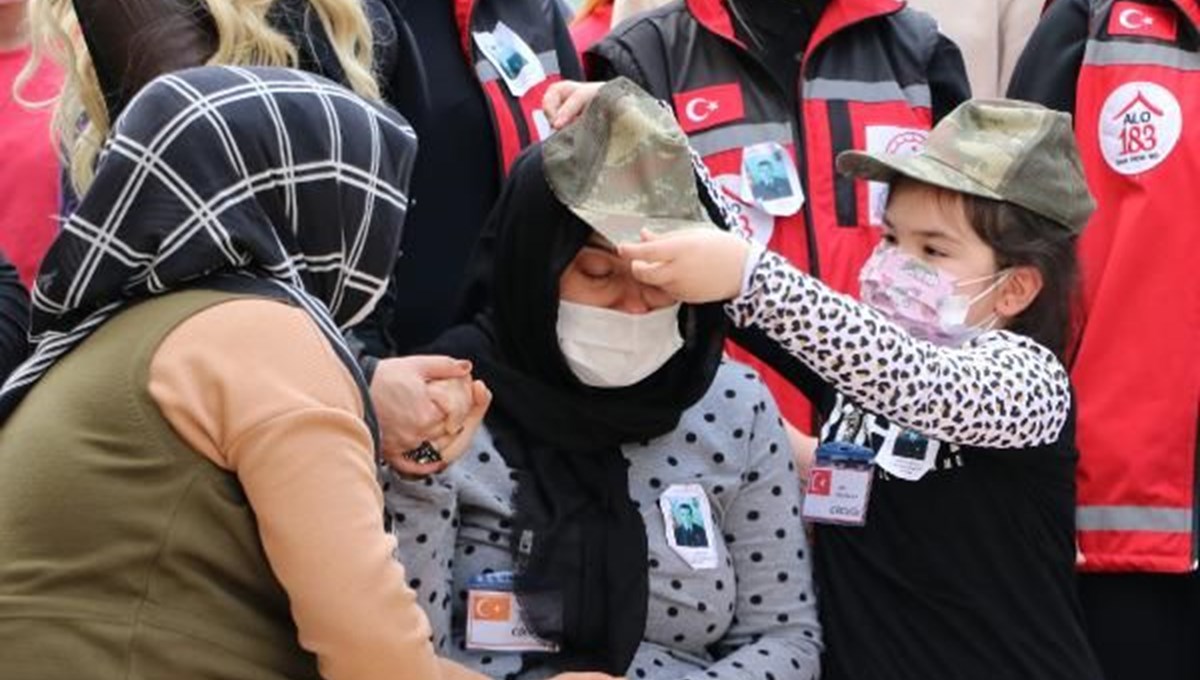 Şehit kızı Ela, cenazede, ağlayan annesine asker kepi taktı