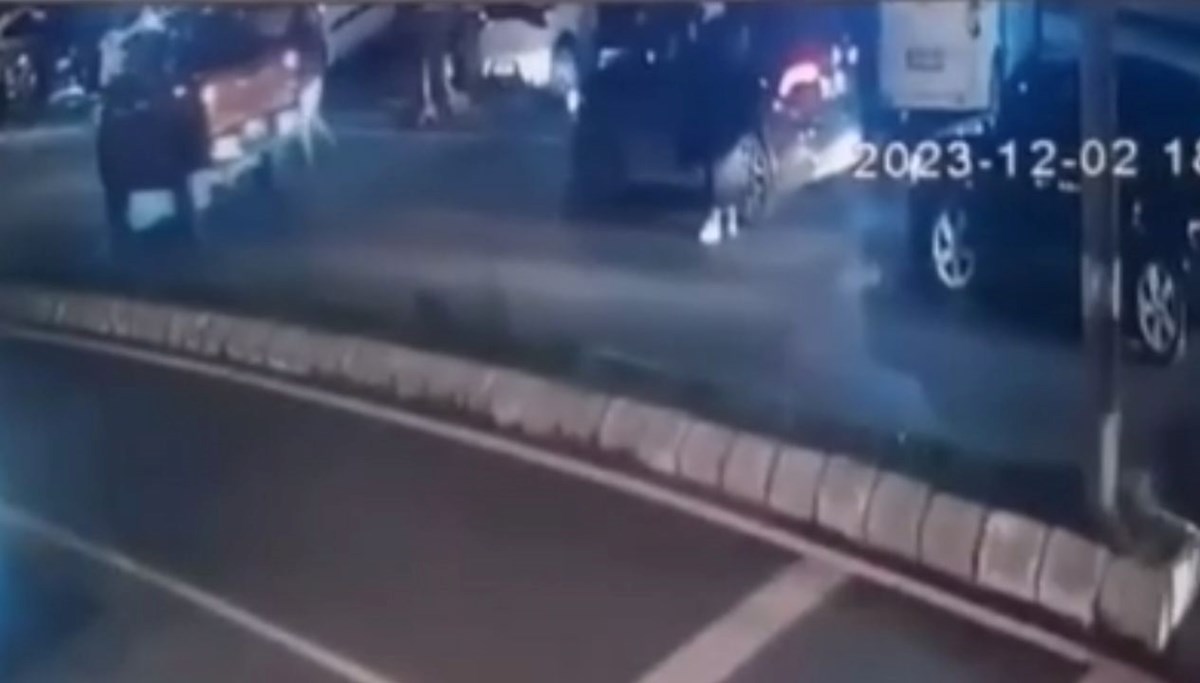Trafikte tartıştığı sürücülere geri geri gelerek çarptı Trafikte tartıştığı sürücülere geri geri gelerek çarptı