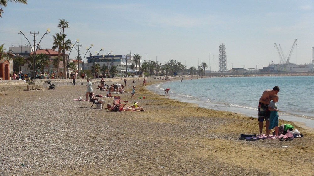 Mart ayında denize girdiler: Hava sıcaklığı 30 dereceyi buldu - 1