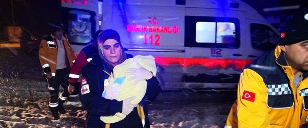 Kardan yolları kapanan köyde kar paletli ambulansta doğum