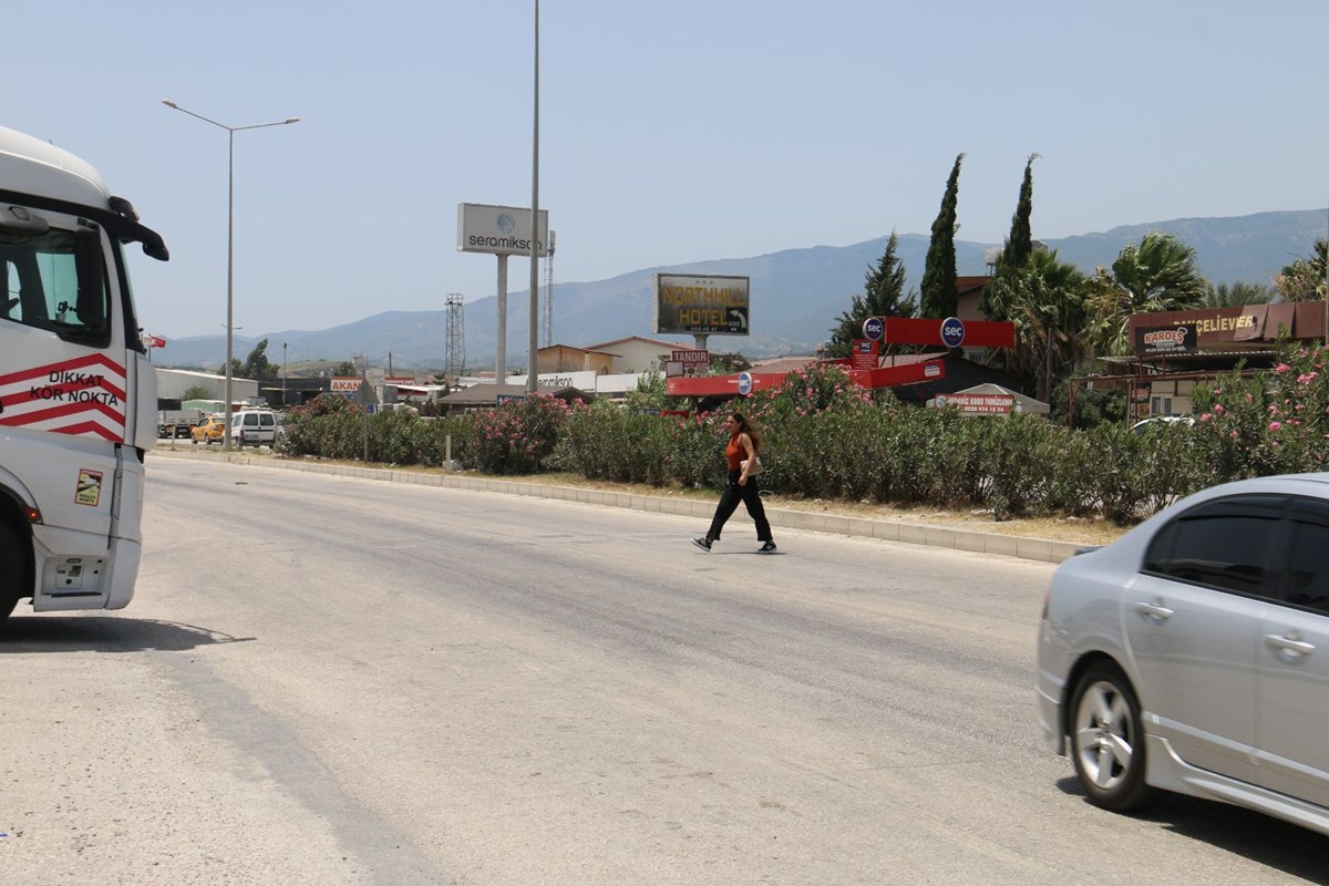 Hatay'da korkunç kaza! Motosikletin çarptığı 2 yaya resmen havaya uçtu