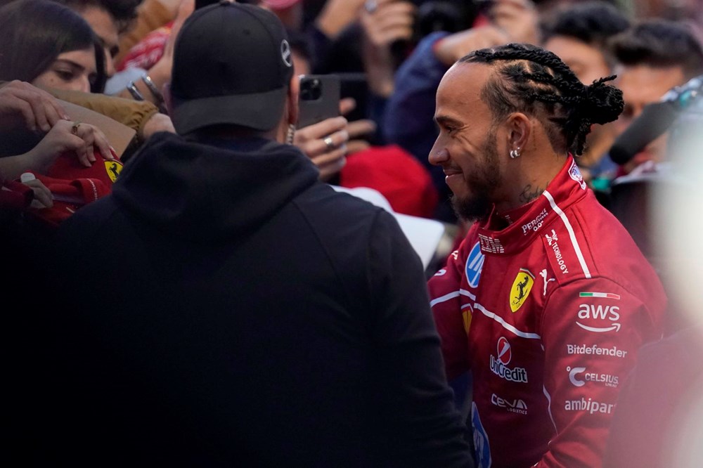 Formula 1'de Yeni Çağ Başlıyor: Hamilton ve Leclerc, 35 Bin Kişilik Dev Gösteriyle Coşturuyor 73 ehnGADL0SEGfUuYdmx 47g