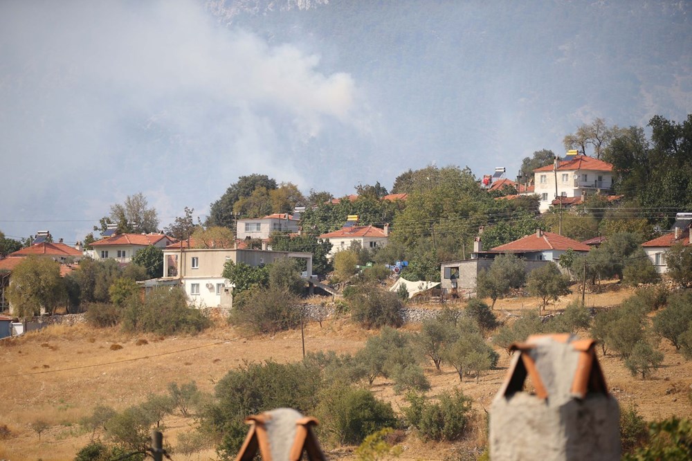 Üç ilde orman yangını: Muğla’da alevler rüzgarla büyüdü, karayolu trafiğe kapatıldı - 4