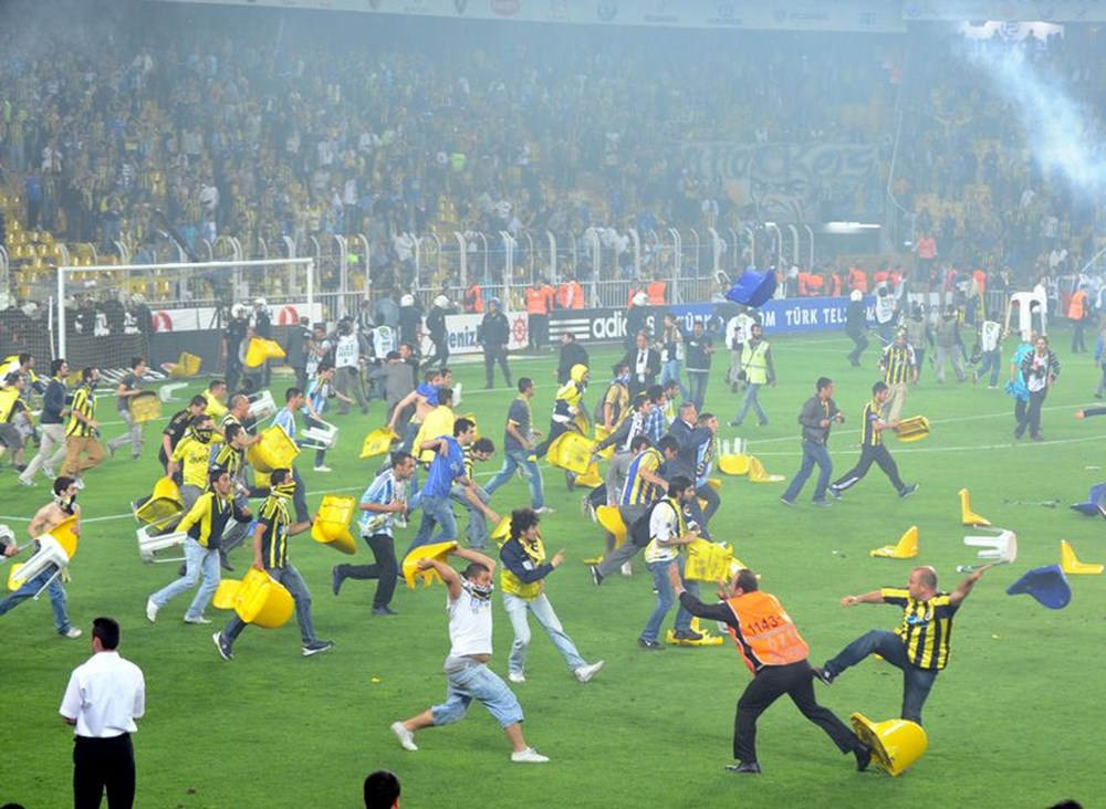 Football fights. Football Fight. Gori Fight футбол. Fans Fighting Soccer. Craziest Fans in Football.