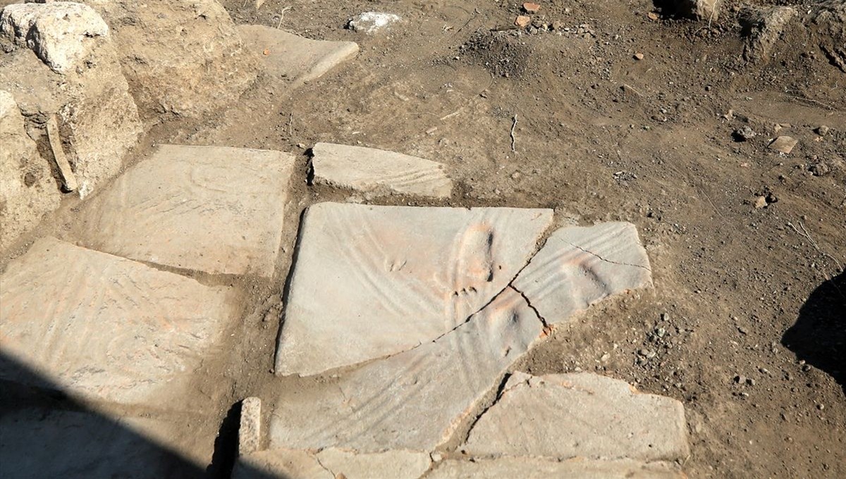Assos'ta bir bebeğe ait 1300 yıllık ayak izleri bulundu