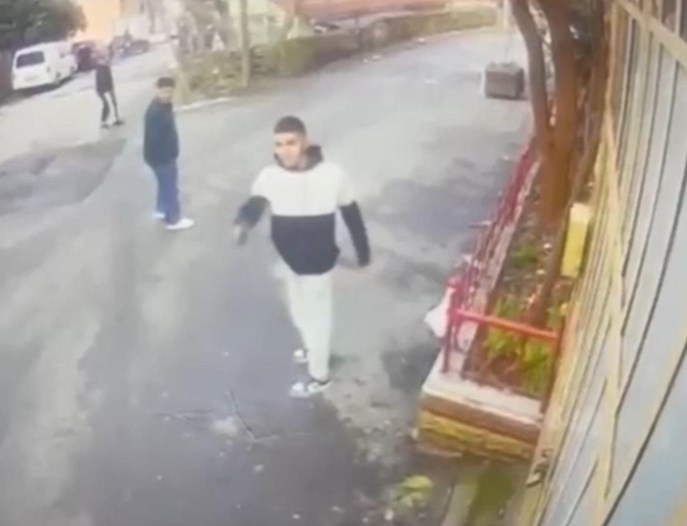 Berberde saçına çizik atan arkadaşına kurşun yağdırdı