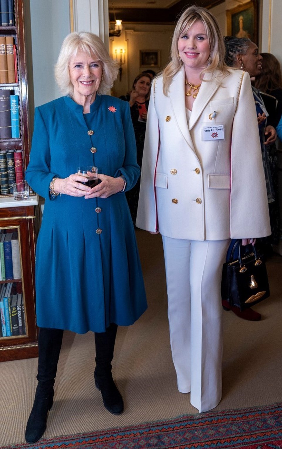 Düşes Camilla ile kendisini canlandıran oyuncu Emerald Fennell bir araya geldi - 1