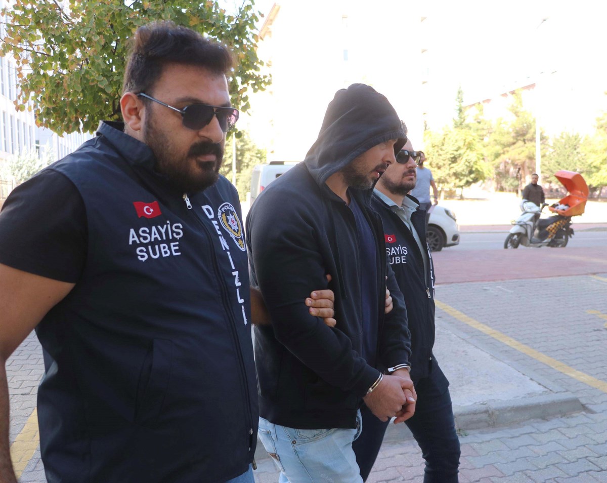 Ertuğrul Sezer, geçen yıl ekim ayında düzenlenen operasyonda gözaltına alındı. Ertuğrul Sezer, geçen yıl ekim ayında düzenlenen operasyonda gözaltına alındı.