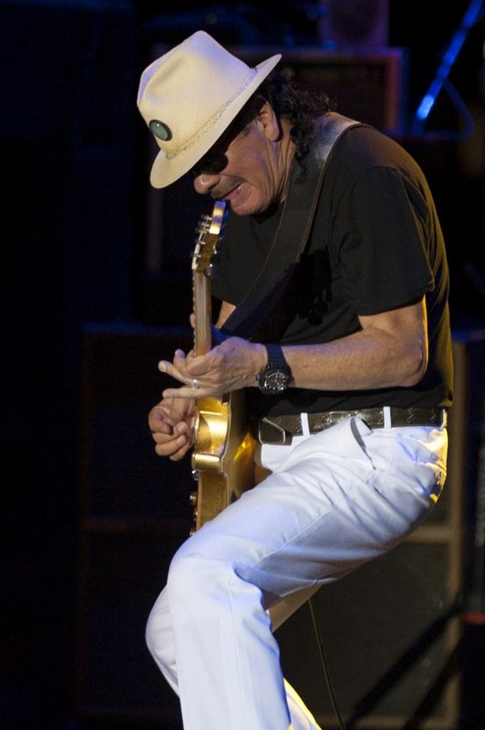 Efsane müzisyen Carlos Santana sahnede yere yığıldı - 8