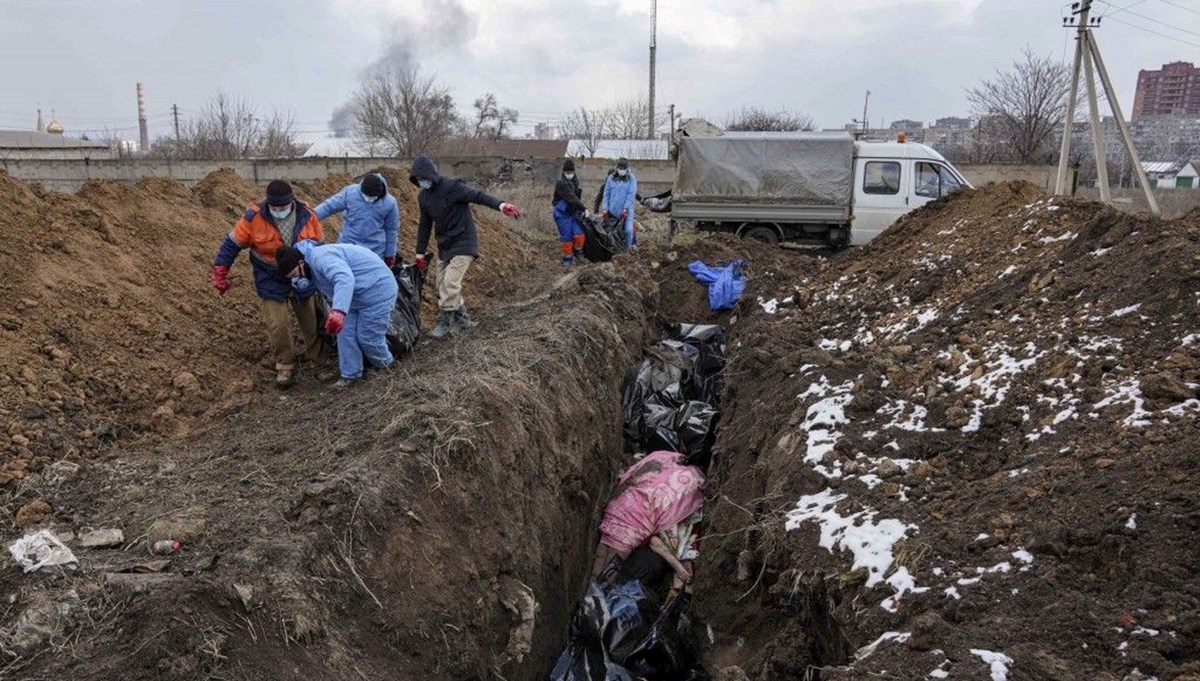 Rusya-Ukrayna Savaşı'nın en acı fotoğrafları: Ölülerini gömemeyen halk toplu mezarlar kazıyor