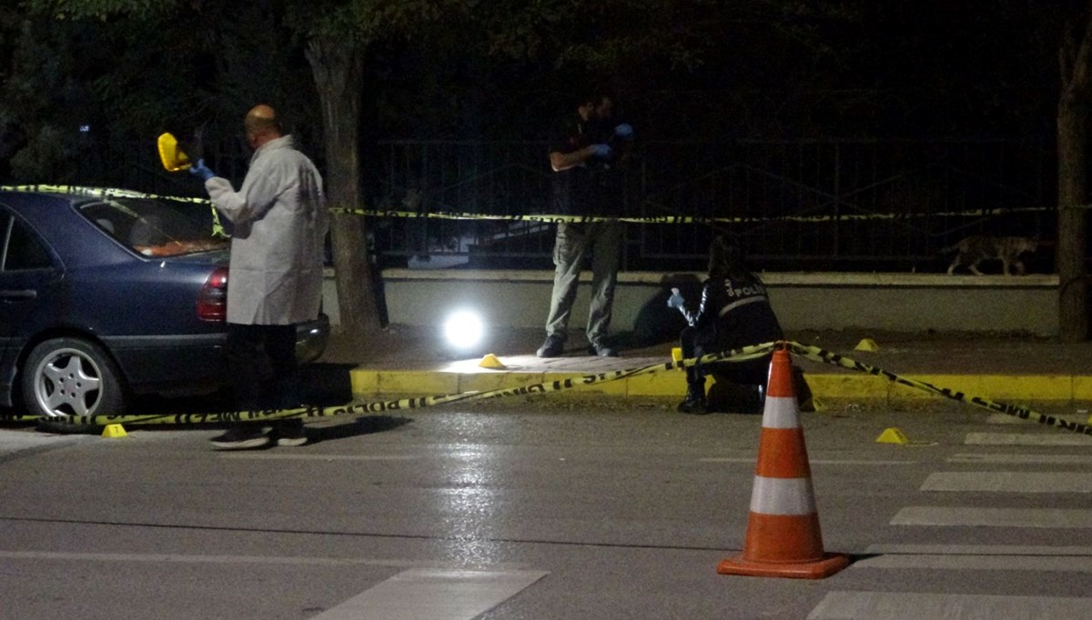 İş yeri önünde silahlı saldırı: 2 yaralı İş yeri önünde silahlı saldırı: 2 yaralı