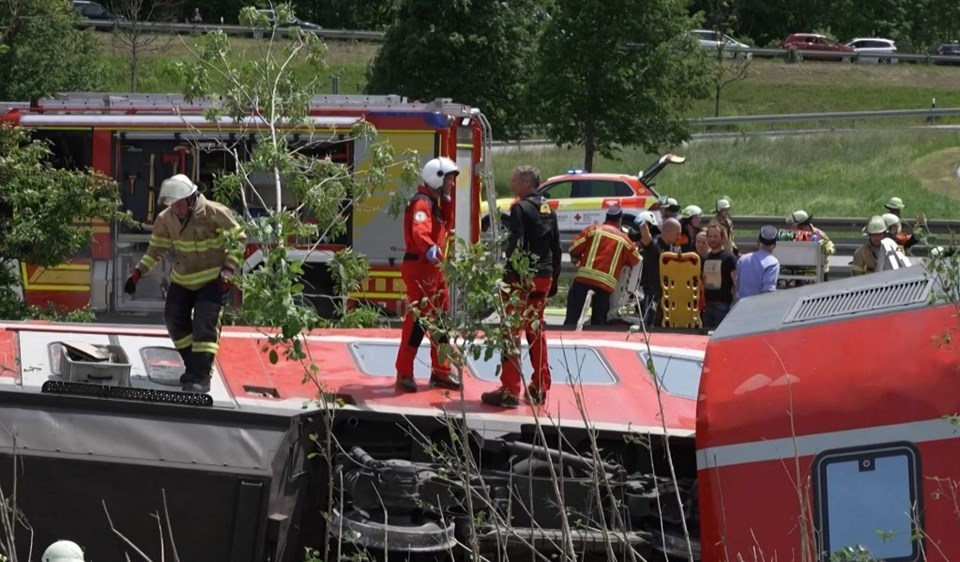 Almanya'da yolcu treni raydan çıktı: 4 ölü, 30 yaralı - 1