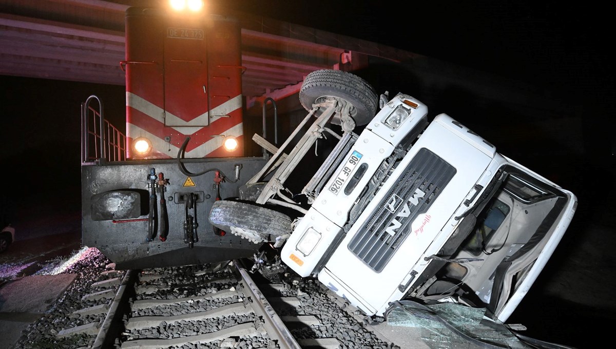 Yolcu treni raylarda bırakılan beton pompası aracına çarptı