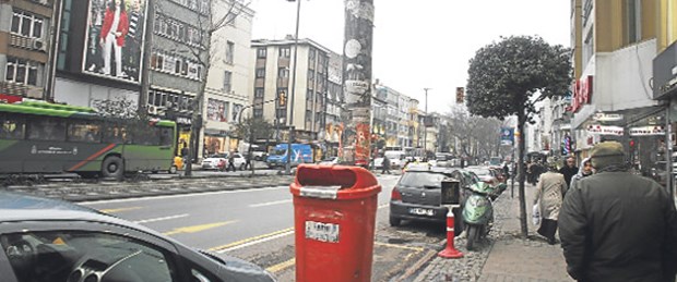 Acil deprem yolu, otopark oldu!