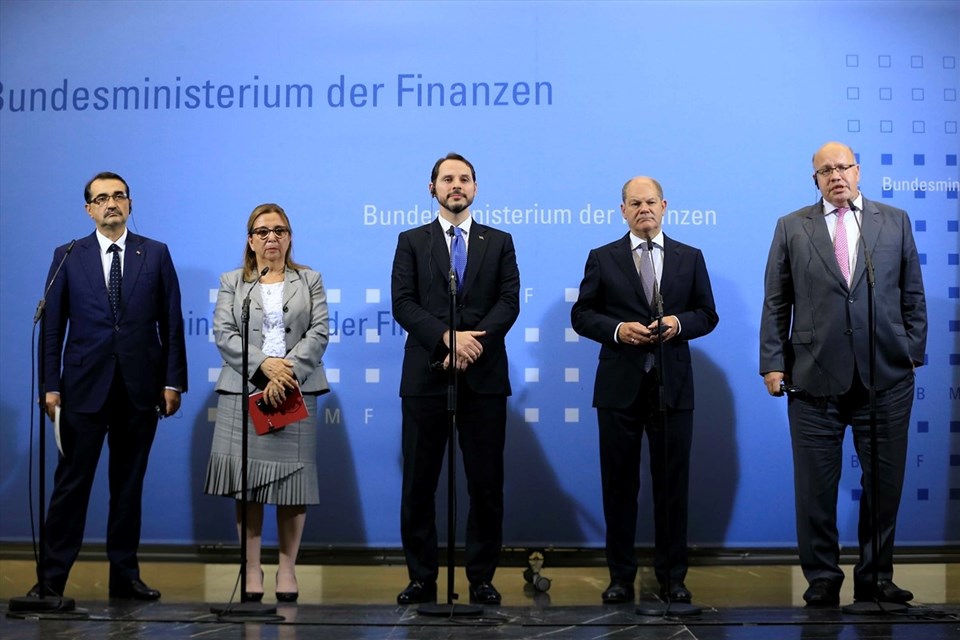 Hazine ve Maliye Bakanı Berat Albayrak, Ticaret Bakanı Ruhsar Pekcan ve Enerji ve Tabii Kaynaklar Bakanı Fatih Dönmez, Almanya'nın başkenti Berlin'de Almanya Maliye Bakanı Olaf Scholz ve Almanya Ekonomi Bakanı Peter Altmeier ile Türkiye - Almanya ekonomik ilişkilerini değerlendirmek üzere bir araya geldi.