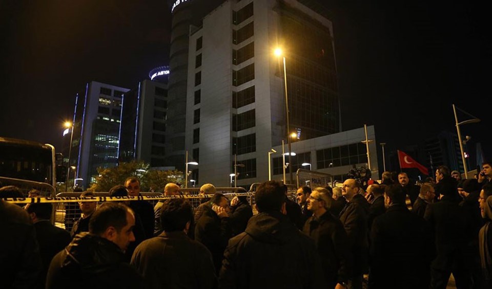 Bank Asya Genel Müdürlük binasına emniyet şeridi çekilerek giriş çıkışlar yasaklandı