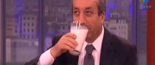 Canlı yayında süt içti, 'korkmadan için' dedi