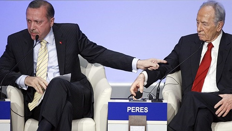 2009 yılında Başbakan olan Tayyip Erdoğan, Dünya Ekonomik Forumu'nu "Benim için de bundan böyle Davos bitmiştir. Daha Davos'a gelmem. Siz konuşturmuyorsunuz. 25 dakika konuştu, 12 dakika konuştum. Olmaz” diyerek terk etmişti. (Sağda/Eski İsrail Cumhurbaşkanı Peres)